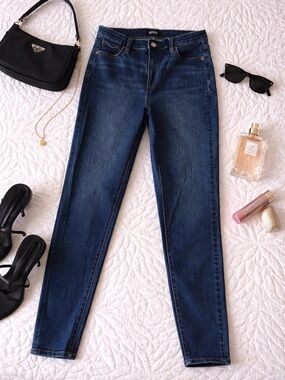 Buffalo High-Rise Skinny Jeans | Dark Wash | Model Off-Duty Essential